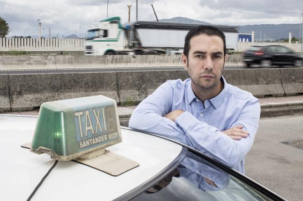 Manu Andoni Ruiz, apoyado en su taxi en la avenida de Parayas. :: javier cotera