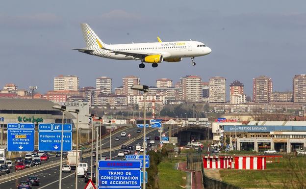 Un avión sobrevuela la autovía de entrada a Santander.