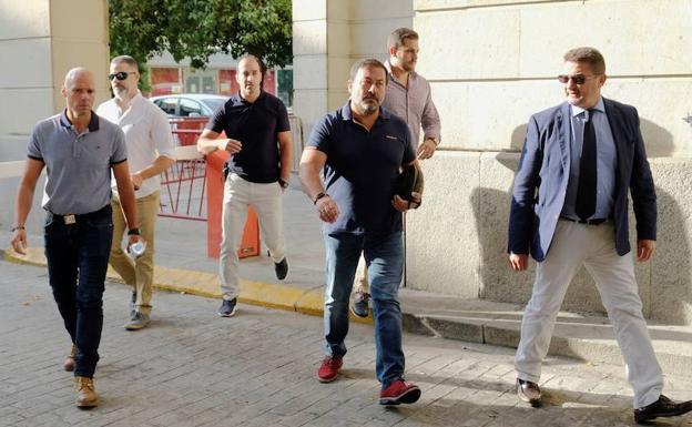 Los cuatro agentes de seguridad del centro comercial sevillano donde el miembro de La Manada Ángel Boza robó, presuntamente, unas gafas de sol el pasado 1 de agosto, a su llegada al juzgado de instrucción número 16 de Sevilla. 