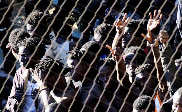 400 inmigrantes saltaron la valla de Ceuta el 26 de julio utilizando métodos especialmente violentos contra la Guardia Civil. 