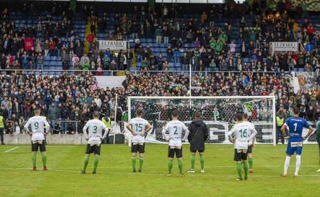 El Racing decide que los jugadores sólo saluden desde el centro del campo tras los partidos