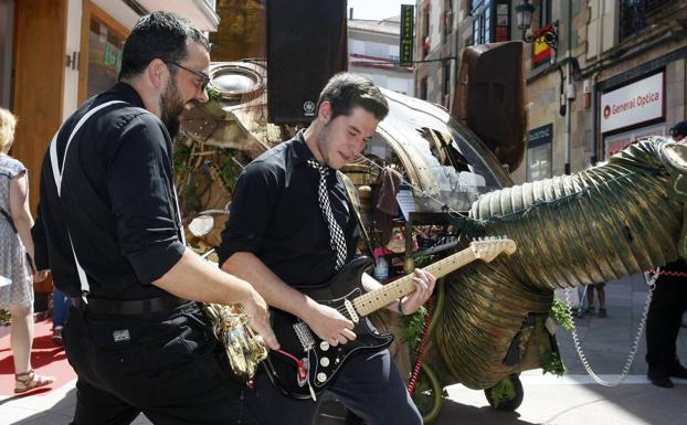 Los chicos de la banda Maneras de Vivir en plena actuación en la calle Serafín Escalante.