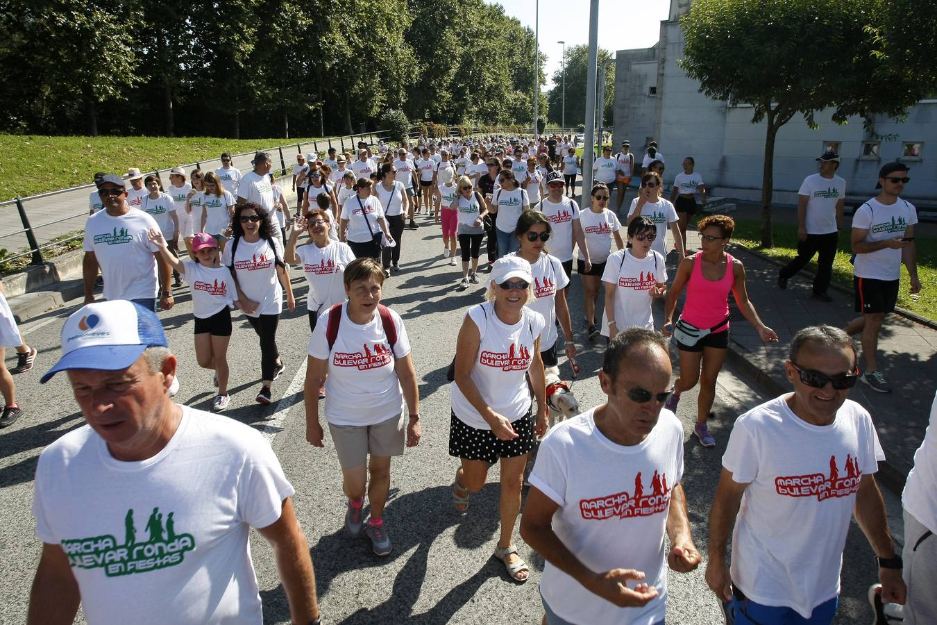 La décima edición de la Marcha Popular por el Bulevar Ronda congregó a cerca de 2.000 personas 