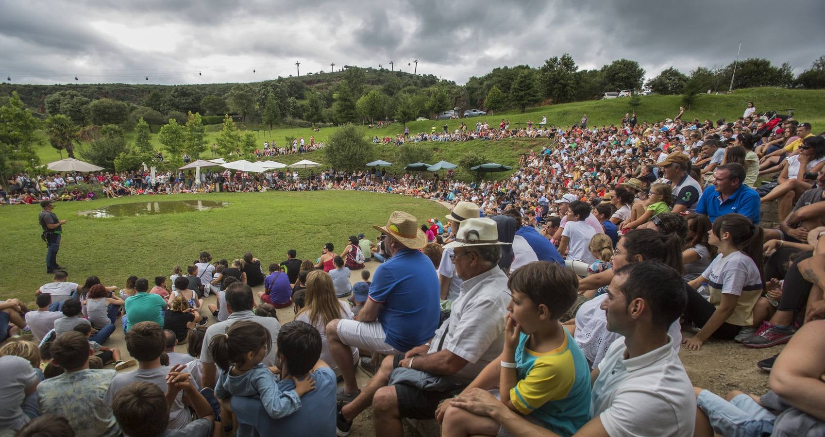 Imagen de ayer en Cabárceno, lleno de visitantes en torno al espectáculo de las aves rapaces.