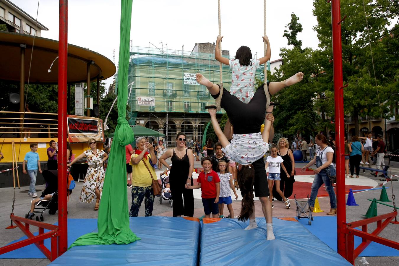 Fotos: Un circo al aire libre en la Plaza Mayor de Torrelavega