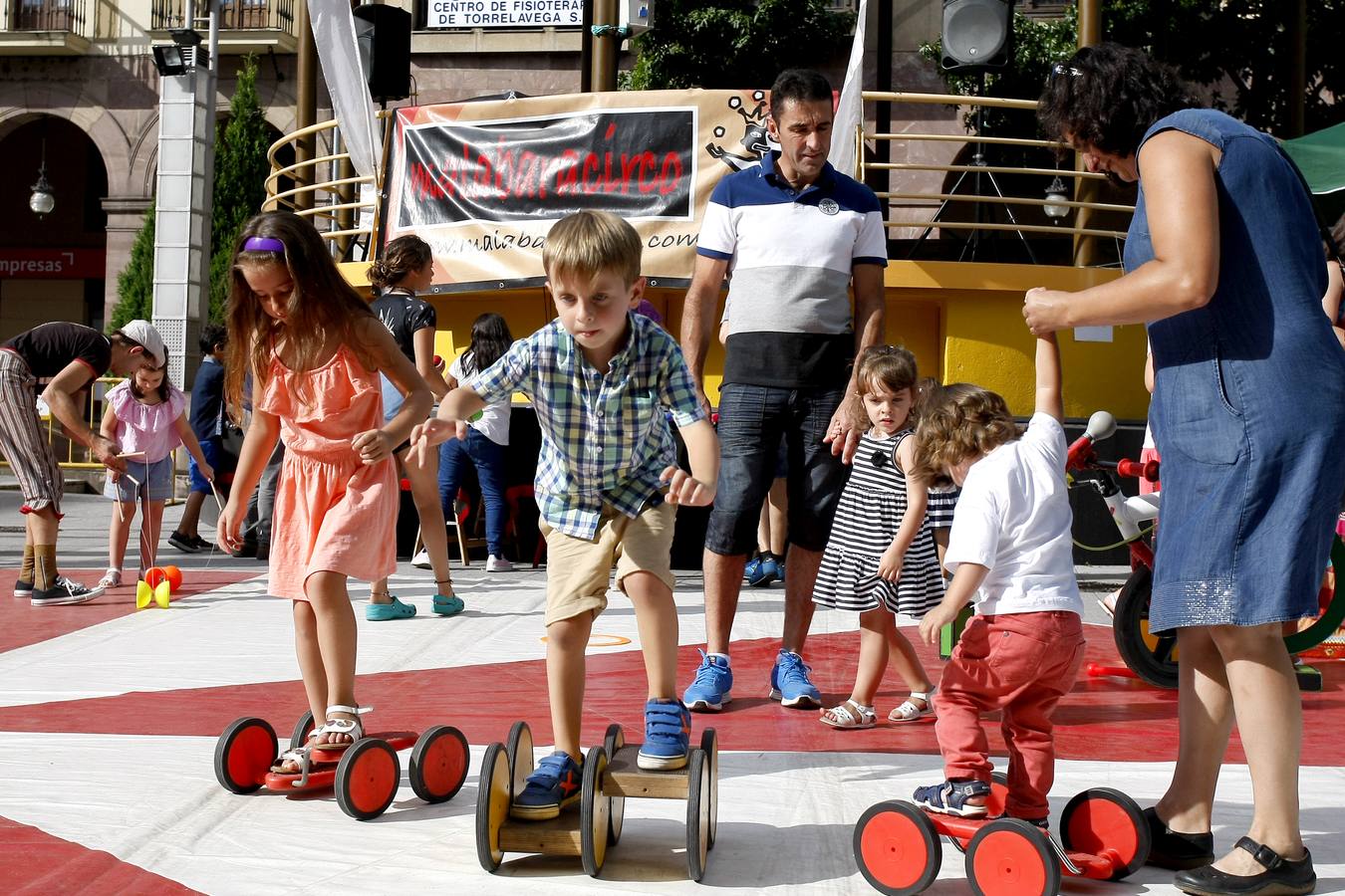 Fotos: Un circo al aire libre en la Plaza Mayor de Torrelavega