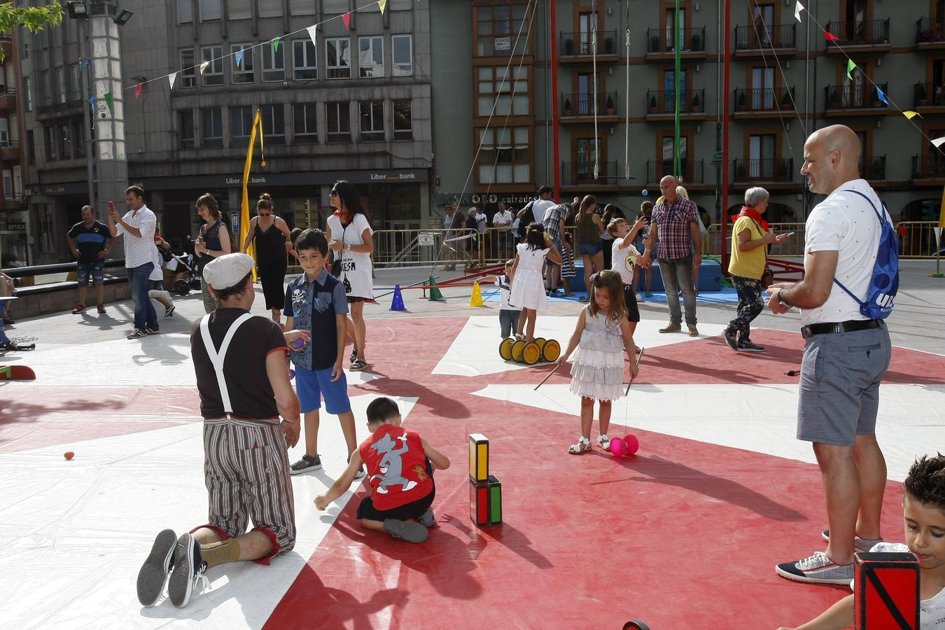 Fotos: Un circo al aire libre en la Plaza Mayor de Torrelavega