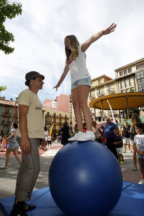 Fotos: Un circo al aire libre en la Plaza Mayor de Torrelavega