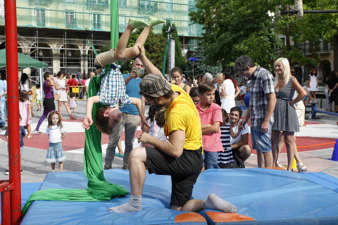 Fotos: Un circo al aire libre en la Plaza Mayor de Torrelavega