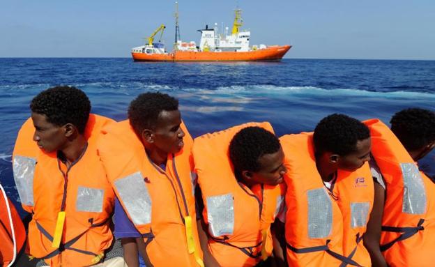 Fotografía cedida por la ONG SOS Mediterránée muestra a varios inmigrantes rescatados abordo del barco de rescate Aquarius en el Mediterráneo el 10 de agosto del 2018.