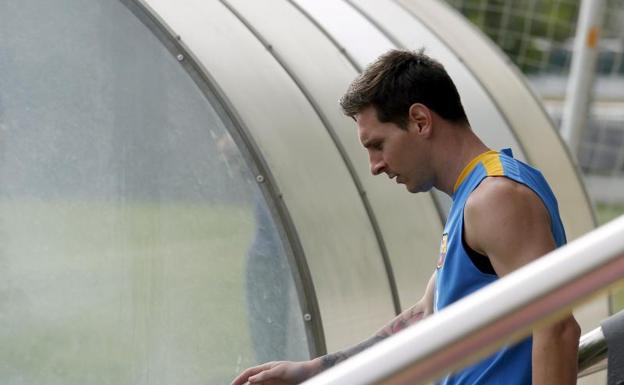Leo Messi abandona el terreno de juego tras un entrenamiento con el Barça. 