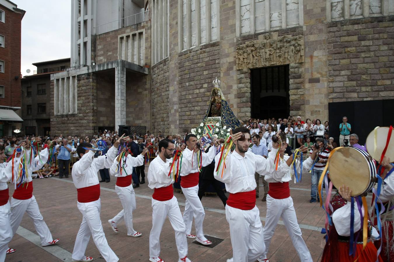 Fotos: Procesión de la Virgen Grande por Torrelavega