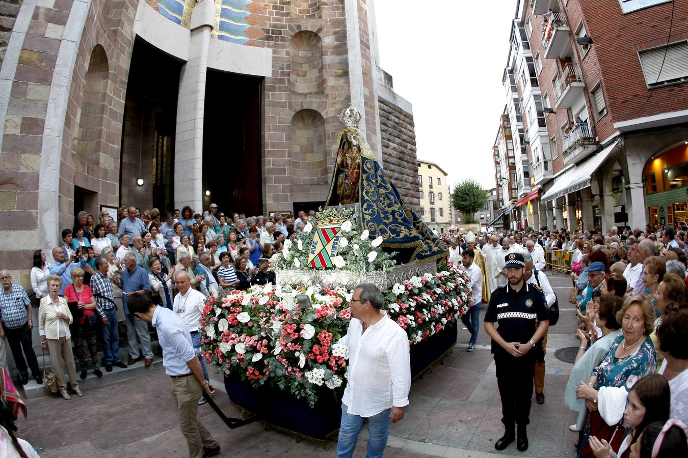 Fotos: Procesión de la Virgen Grande por Torrelavega