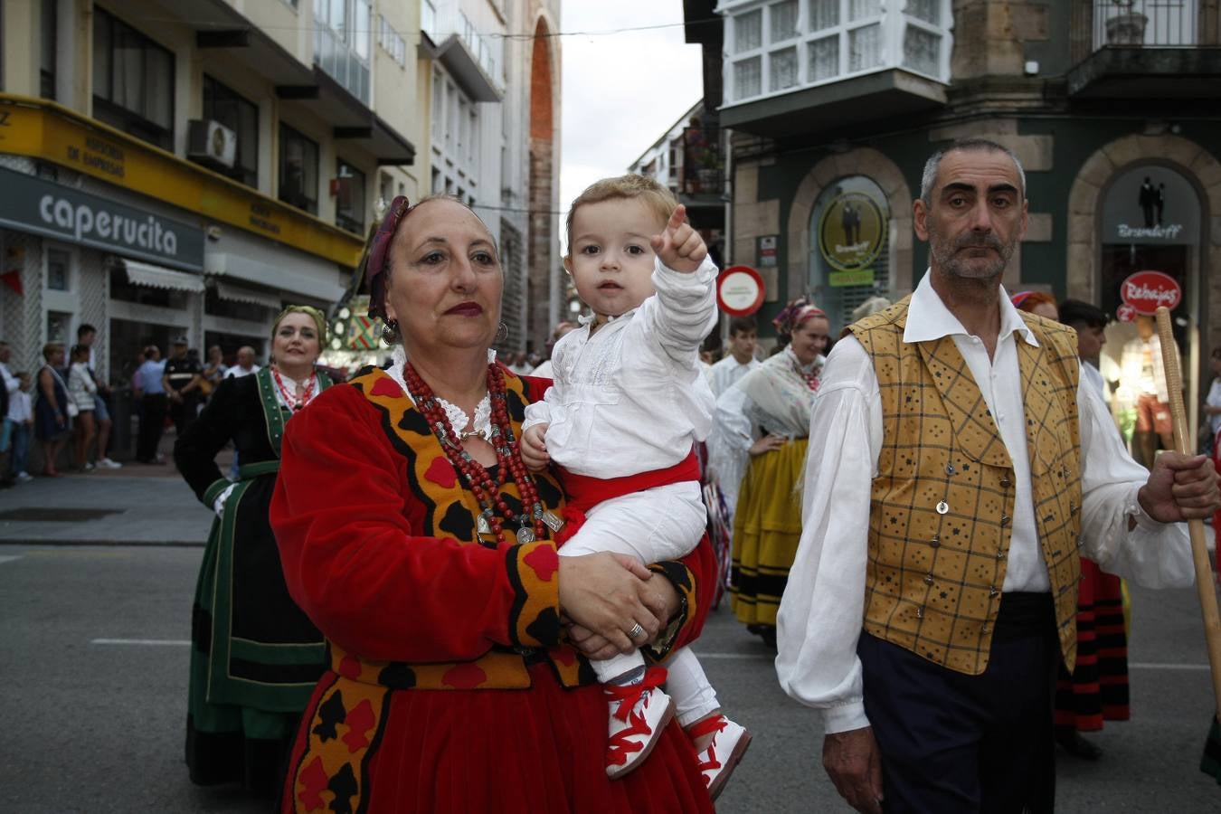 Fotos: Procesión de la Virgen Grande por Torrelavega