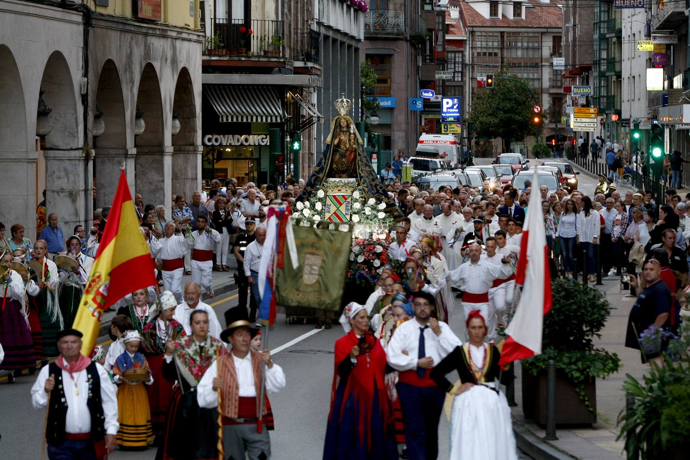 Fotos: Procesión de la Virgen Grande por Torrelavega