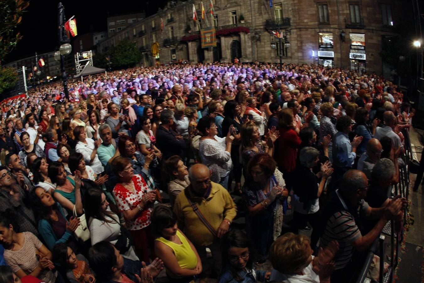 Fotos: La noche de Nando Agueros y Los Carabelas, en Torrelavega