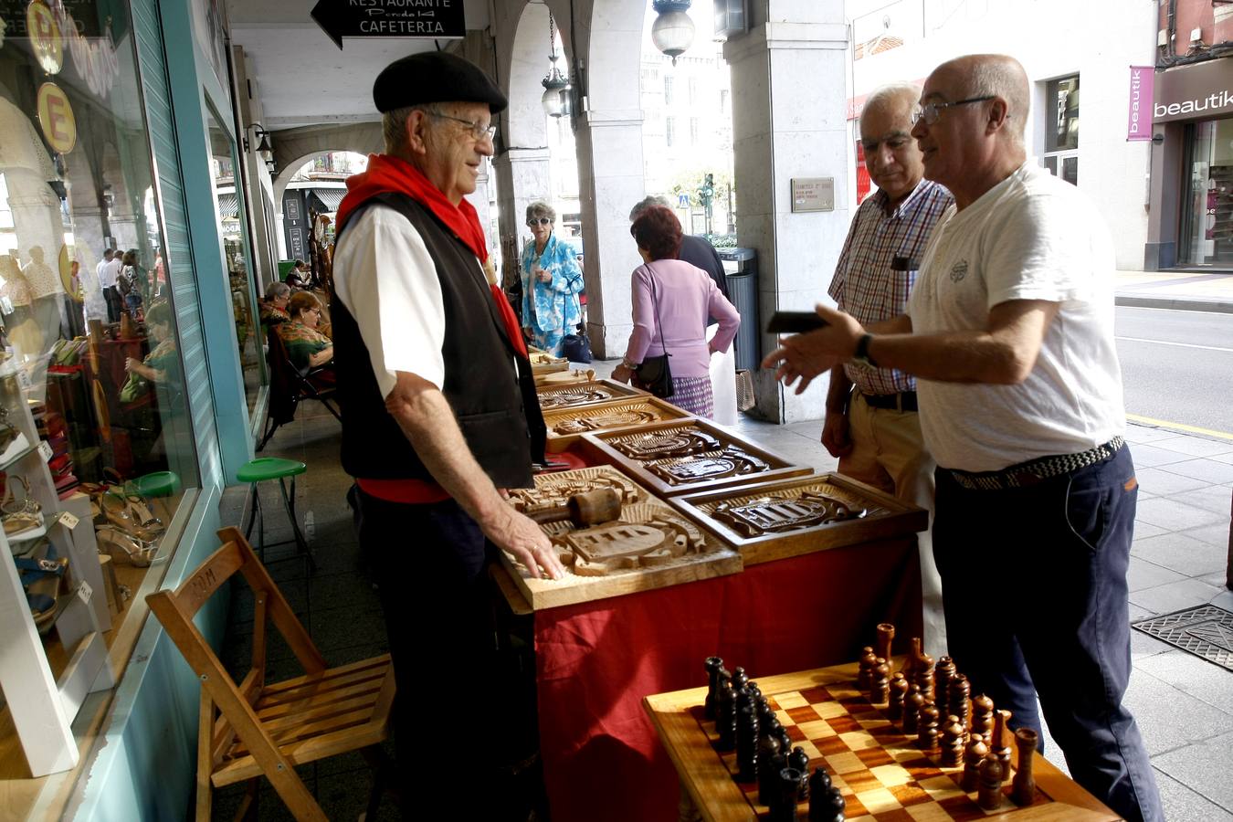 Fotos: Feria de artesanos en Torrelavega