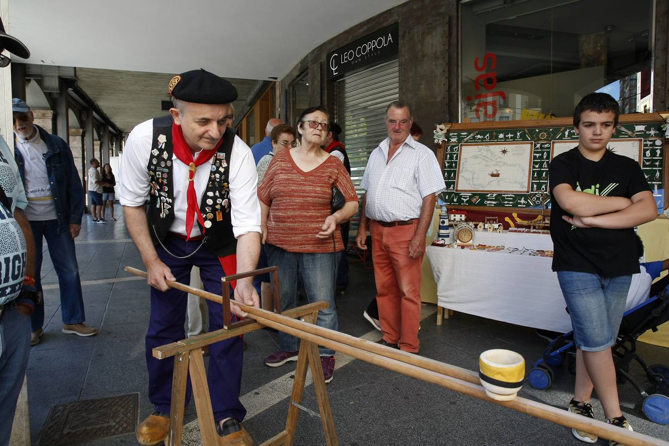 Fotos: Feria de artesanos en Torrelavega