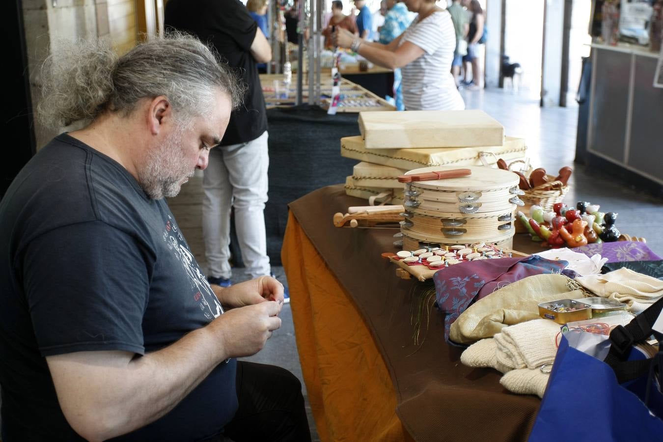 Fotos: Feria de artesanos en Torrelavega