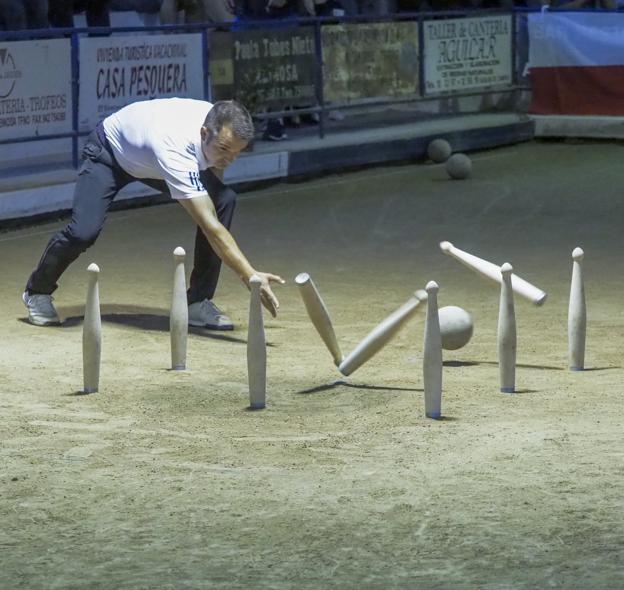 Óscar venció ayer a Víctor González en la final en Pesquera. 