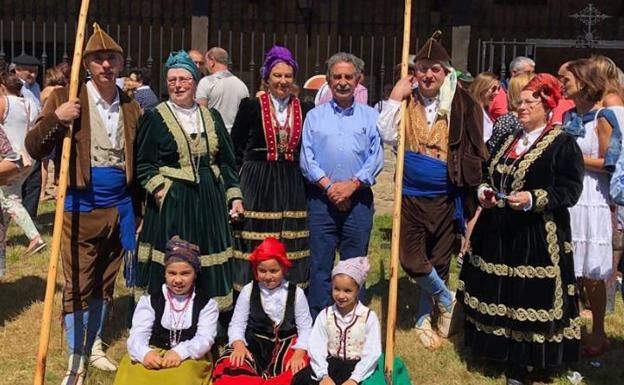 Revilla, en el centro, junto a un grupo de personas vestidas de pasiegos, en la fiesta de Valvanuz.