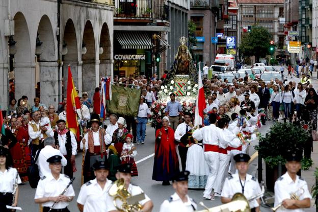 Un momento de la procesión de la Virgen Grande a su paso por la calle José María de Pereda. 