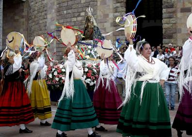 Imagen secundaria 1 - Concurrida procesión de la Virgen Grande