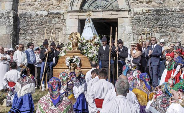 La Virgen sale de la ermita en procesión. 