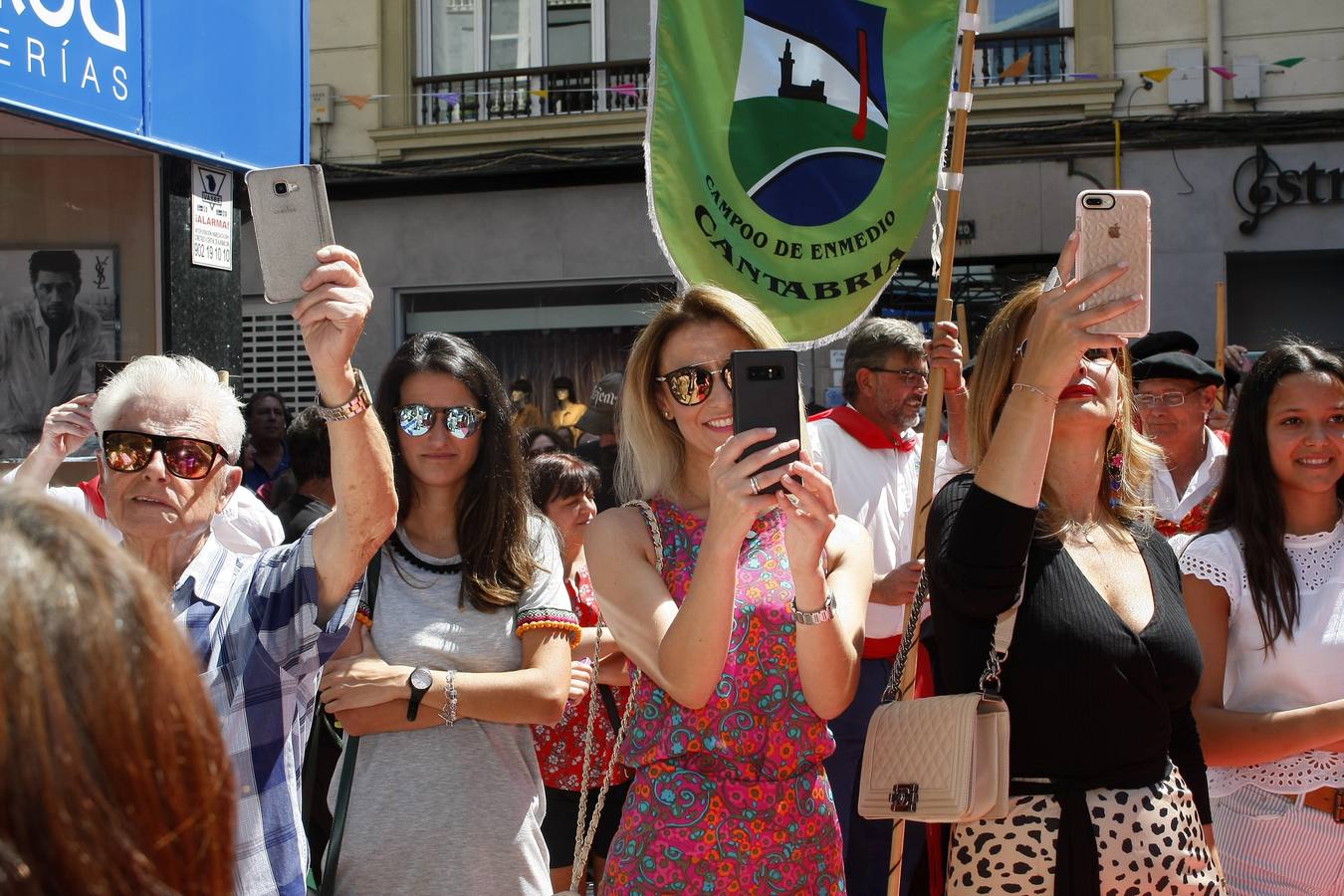 Fotos: El nombre de Poty ya luce en el &#039;Paseo de la Fama&#039; de Torrelavega