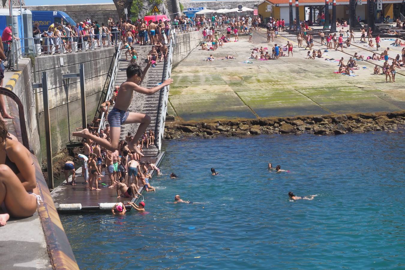 Fotos: Cuando calienta el sol...en Castro Urdiales