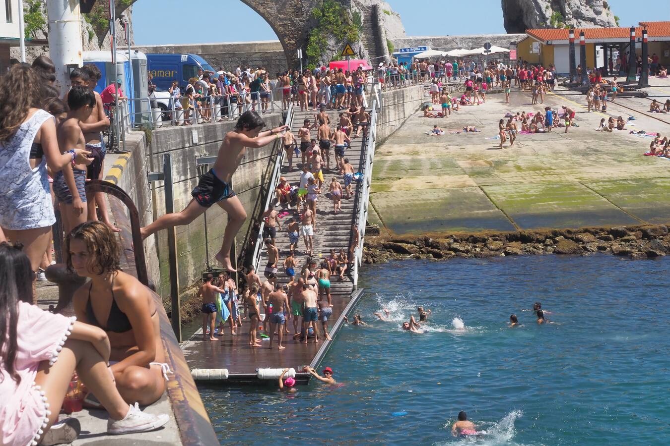 Fotos: Cuando calienta el sol...en Castro Urdiales