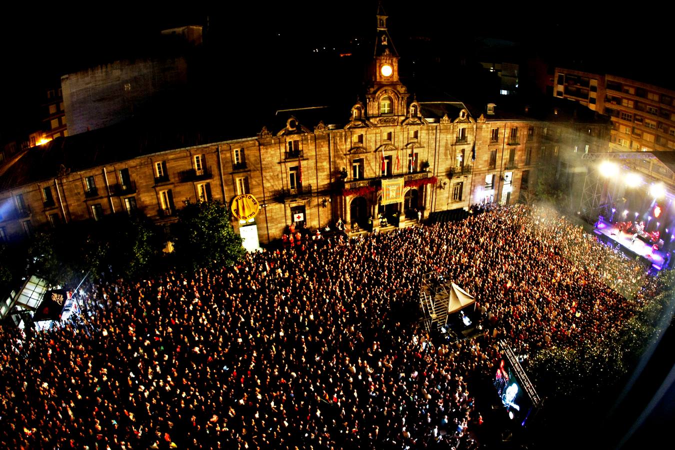 Fotos: Rulo y su Contrabanda hacen latir el corazón de Torrelavega