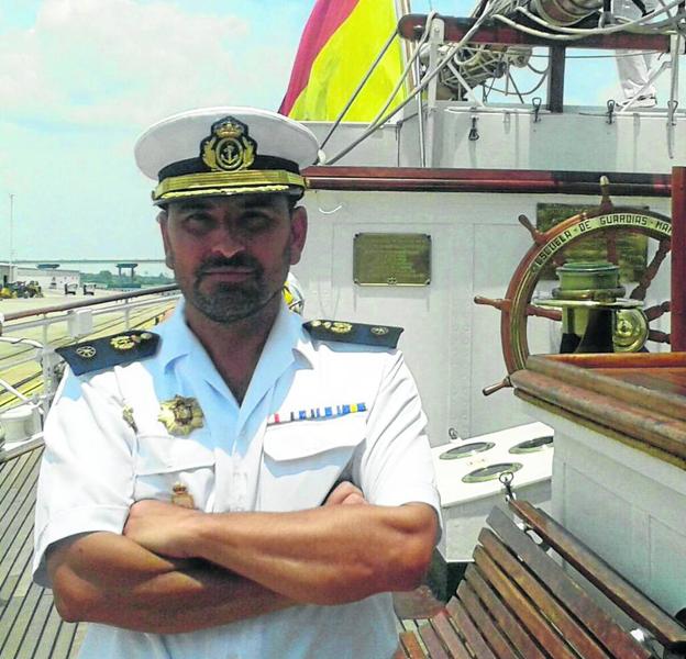 Alberto Gatón, en la cubierta del buque escuela Juan Sebastián Elcano.