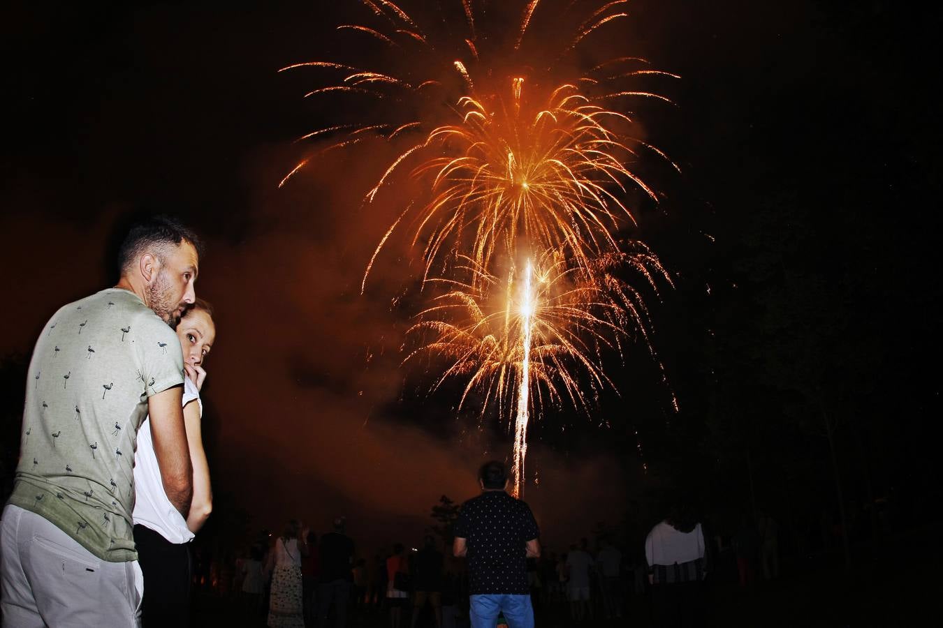 Fotos: Los fuegos iluminan la noche festiva de Torrelavega