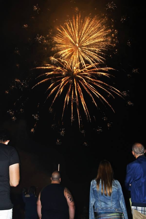 Fotos: Los fuegos iluminan la noche festiva de Torrelavega