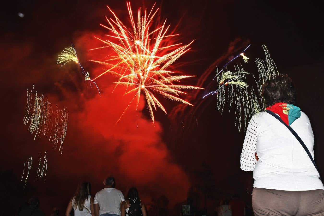 Fotos: Los fuegos iluminan la noche festiva de Torrelavega