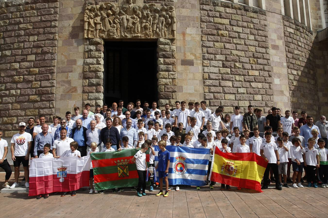 Fotos: Ofrenda floral de la Gimnástica a la Virgen Grande