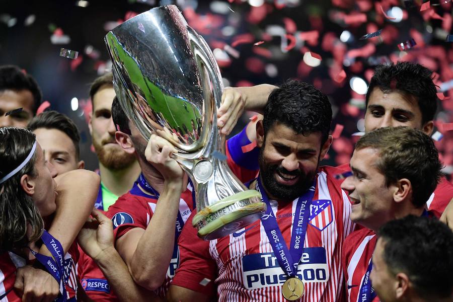 El equipo rojiblanco se proclamó campeón de la Supercopa de Europa y celebró el título delante de su afición en el césped de Tallin