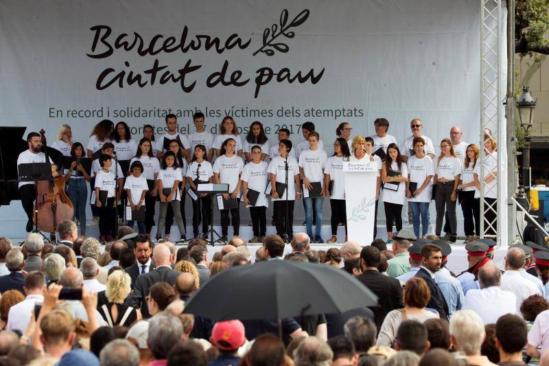 Barcelona recuerda a las víctimas de los atentados de Las Ramblas y Cambrils un año después.