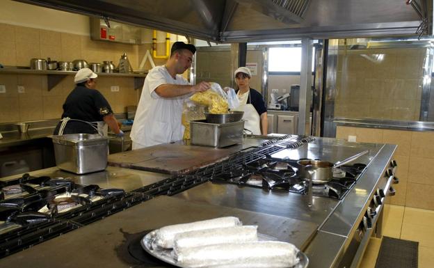 Principio de acuerdo para evitar el encierro de los trabajadores de la cocina del Hospital Sierrallana