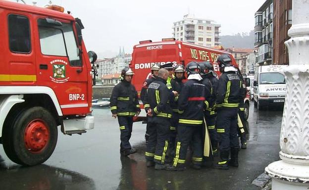 La plantilla del Parque de Castro está integrada por veinte bomberos. :: 