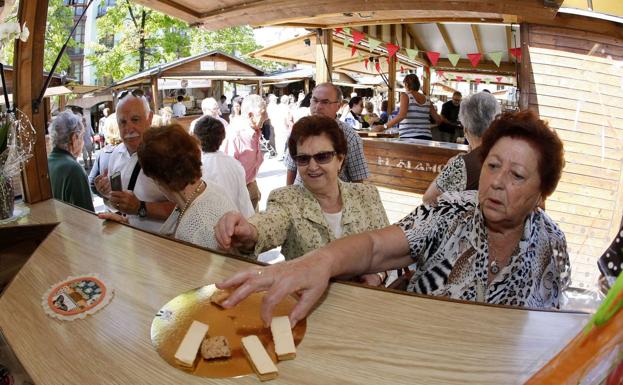 Puesto de la feria del hojaldre de Torrelavega.