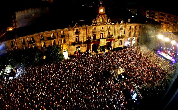 A reventar. Algo más de 10.000 personas, según Policía Local y Protección Civil, llenaron el Bulevar Demetrio Herrero durante la actuación de Rulo. 