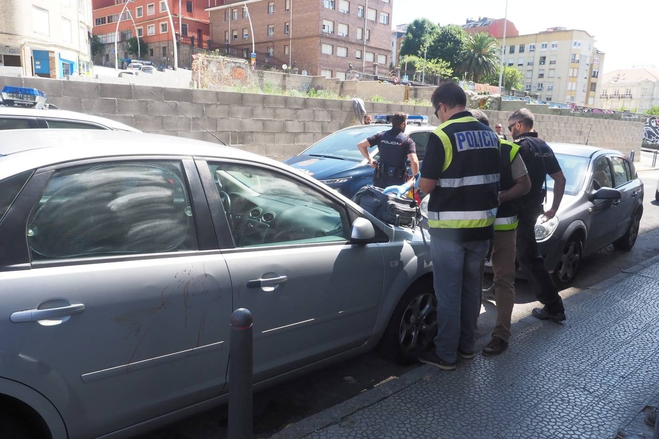 La Policía Nacional investiga los hechos ocurridos a las 09.30 horas en la calle Barcelona | La víctima fue trasladada en estado muy grave a los quirófanos de Valdecilla