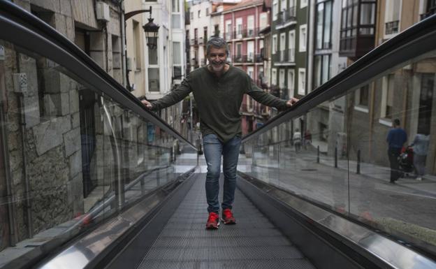 Jesús Cisneros, ayer en la calle Río de la Pila de Santander, horas antes de salir al escenario.