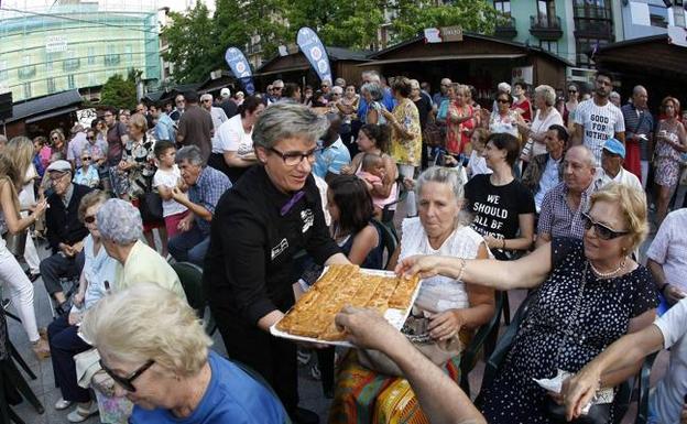 Durante la Feria del Hojaldre los ciudadanos pueden degustar algunas de las especialidades de cada confitería.