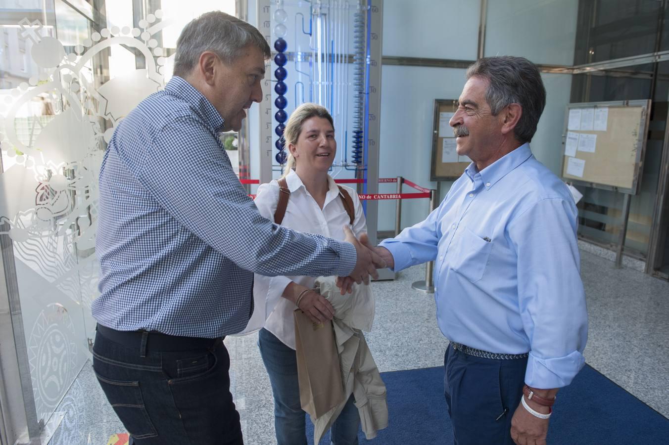 Largas colas ara fotografiarse con el presidente regional, en su jornada de puertas abiertas