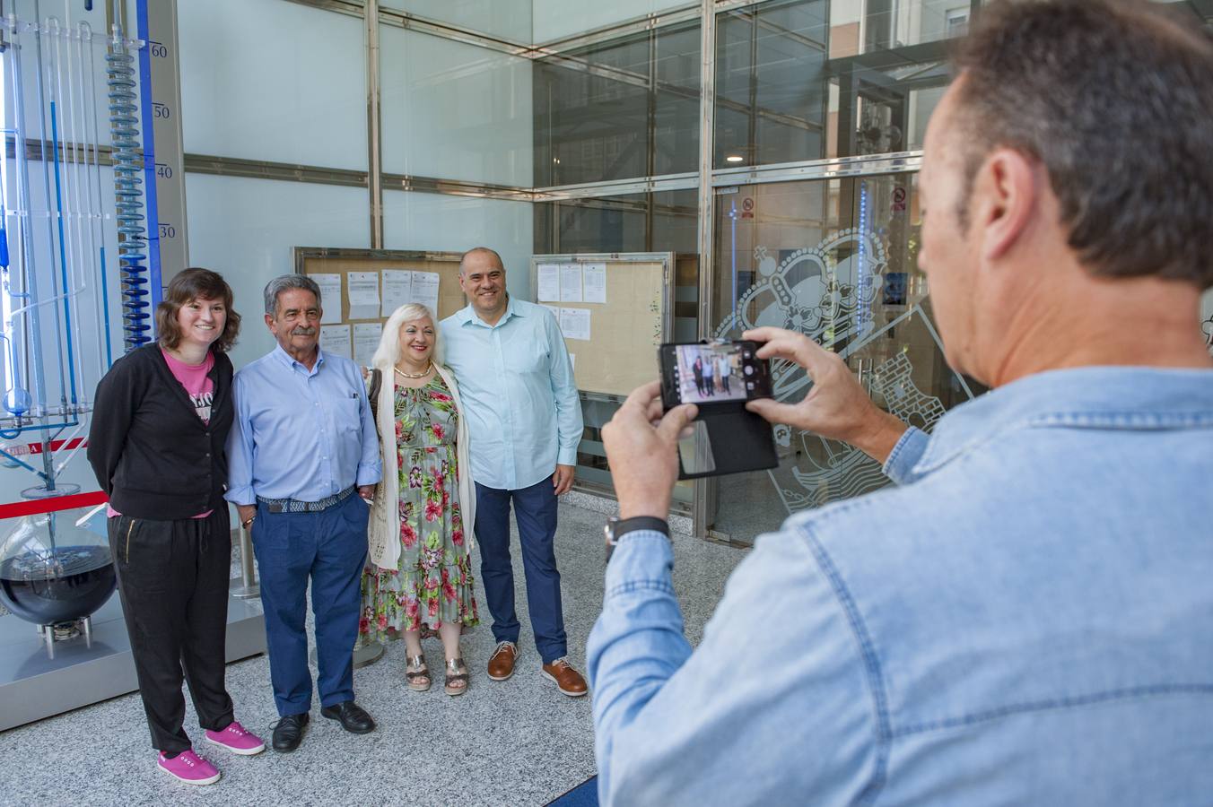 Largas colas ara fotografiarse con el presidente regional, en su jornada de puertas abiertas