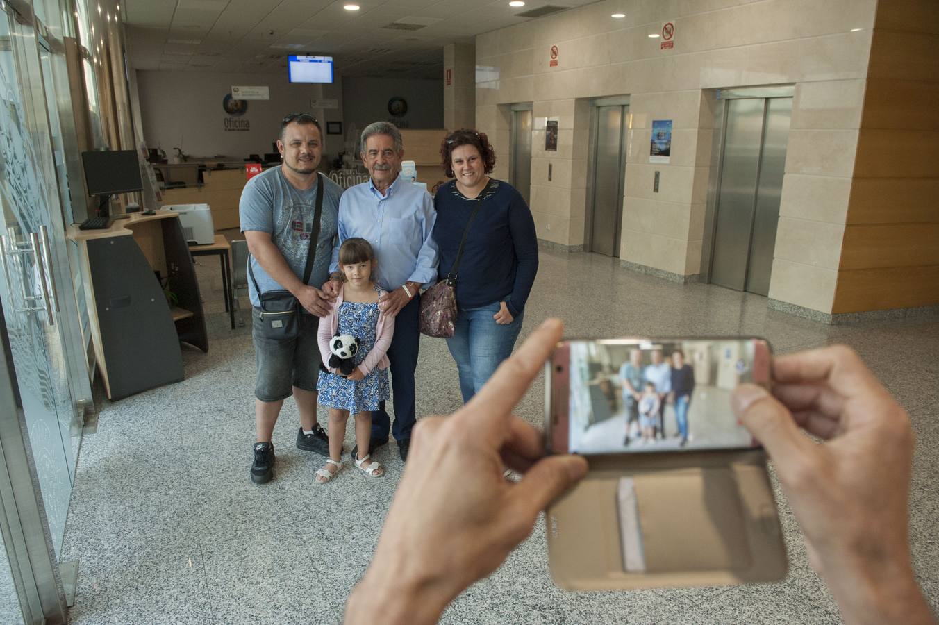 Largas colas ara fotografiarse con el presidente regional, en su jornada de puertas abiertas