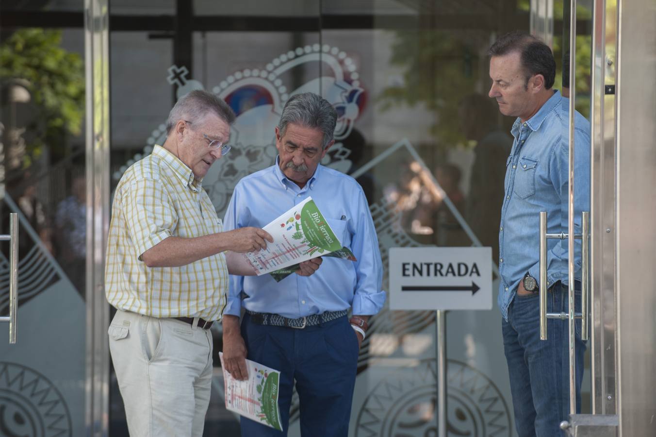 Largas colas ara fotografiarse con el presidente regional, en su jornada de puertas abiertas